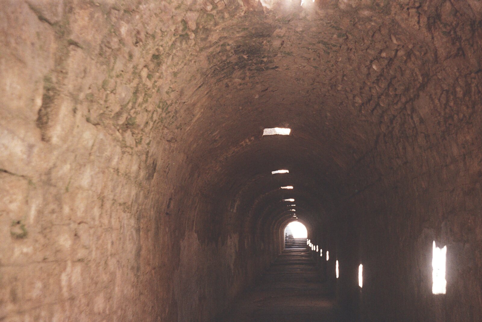 Taş tünel, ucunda ışık
