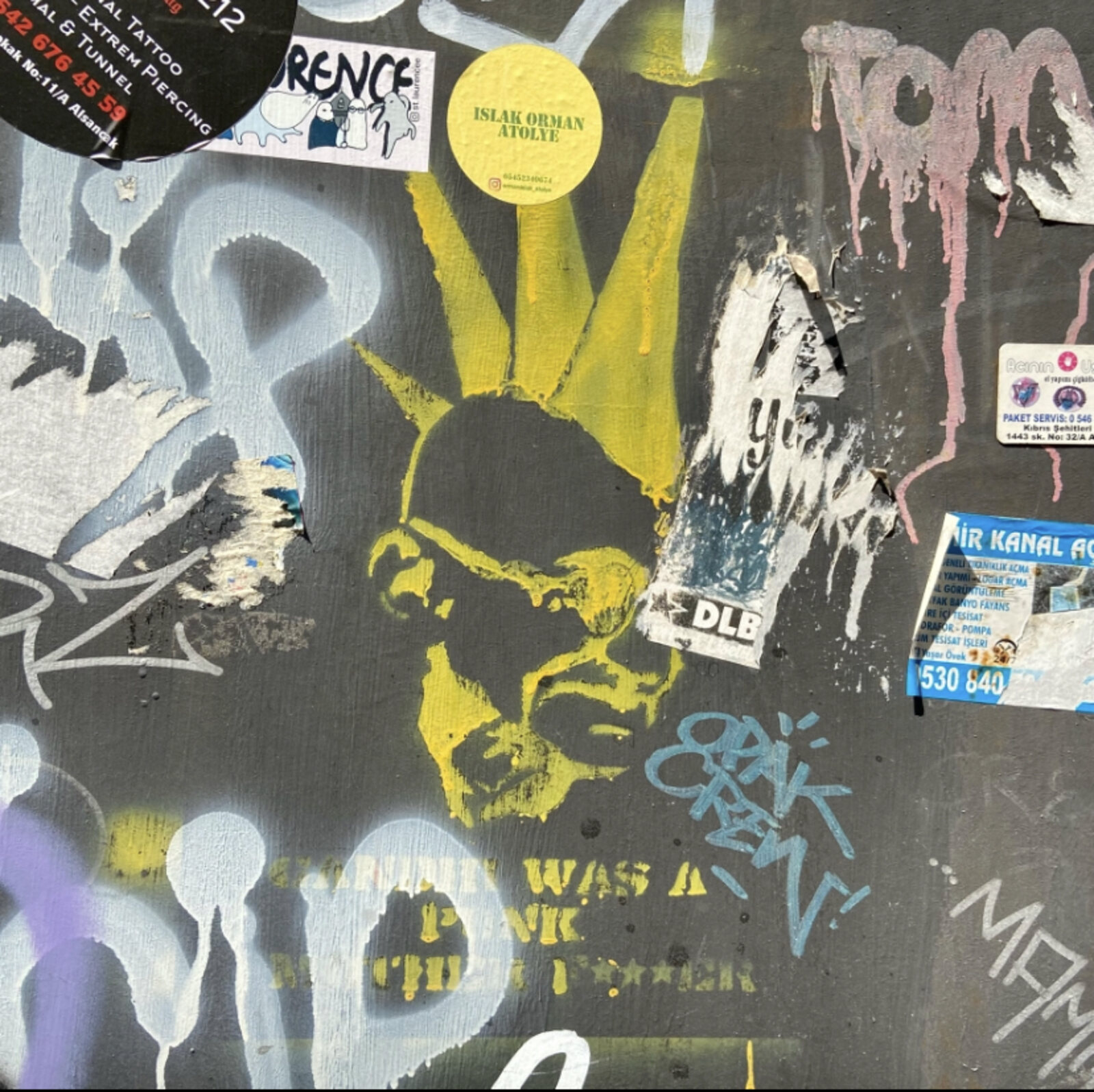 Sokak duvarında stencil ve çıkartmalar